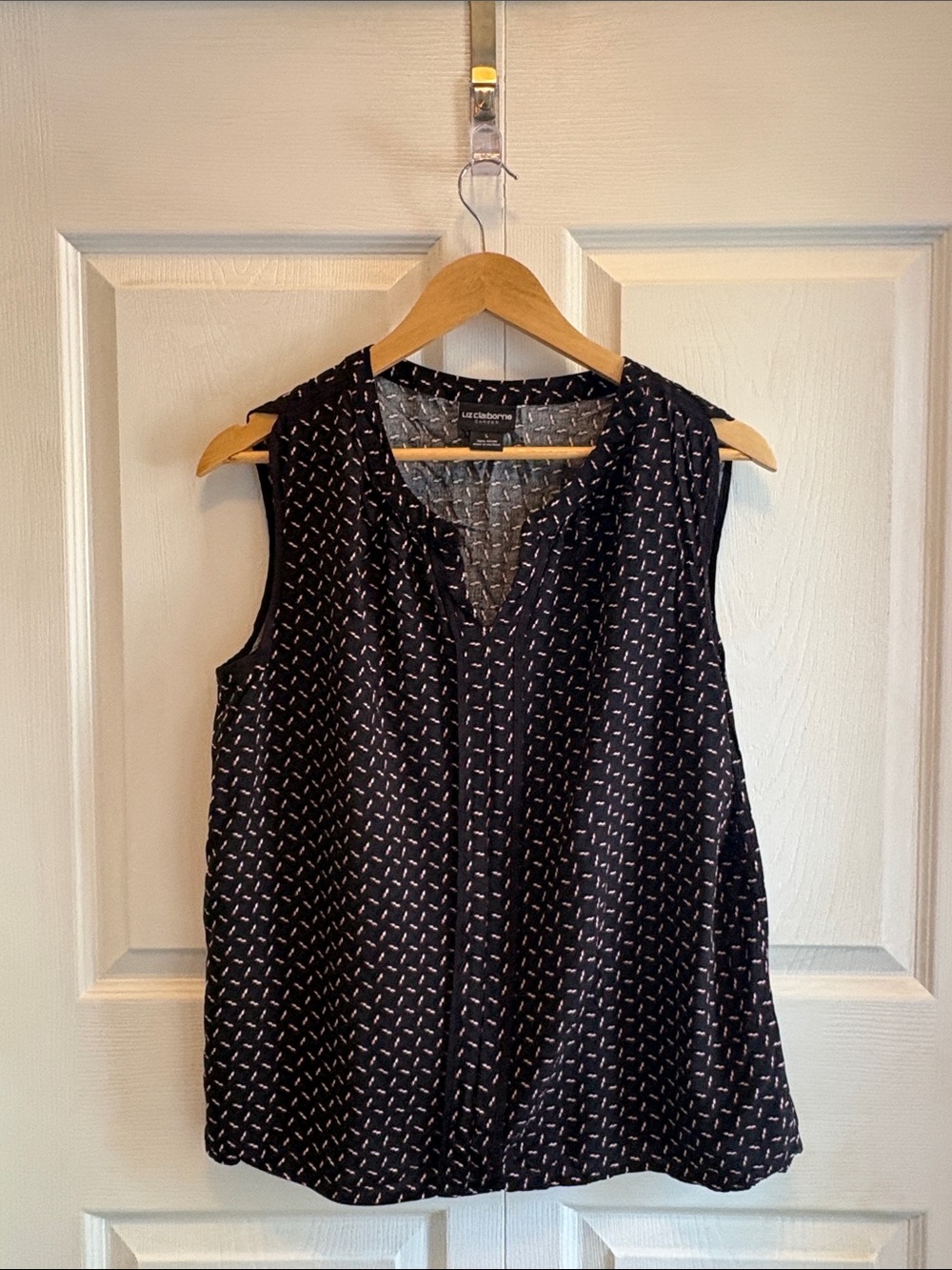 Liz Claiborne Black Sleeveless V-Neck Camisole with Pink Micro Print